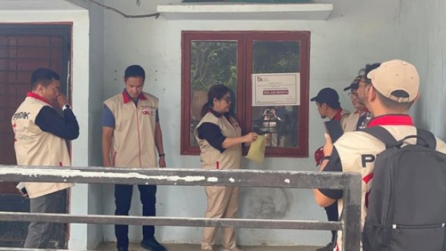 Penyidik OJK saat menyita salah satu aset milik PT Bank Pembiayaan Rakyat Syariah (BPRS) GP di Kota Medan, Sumatera Utara yang diduga terkait dengan tindak pidana perbankan syariah. (Dok. Otoritas Jasa Keuangan) 