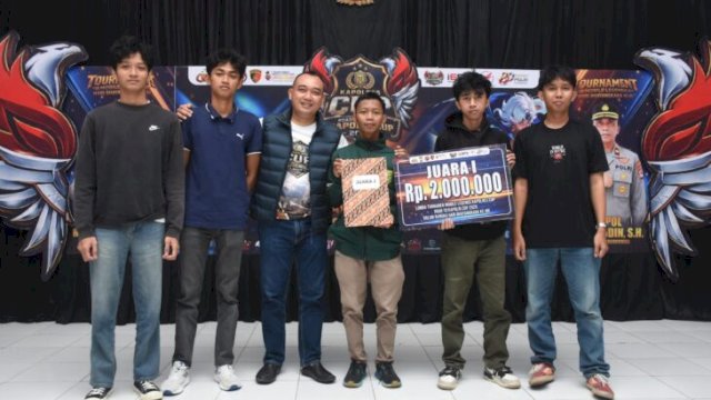 Foto bersama Kapolres Bulukumba, AKBP Restu Wijayanto dengan tim Biasa, juara 1 Turnamen E-sport Mobile Legend Kapolres Bulukumba Cup. [IST]