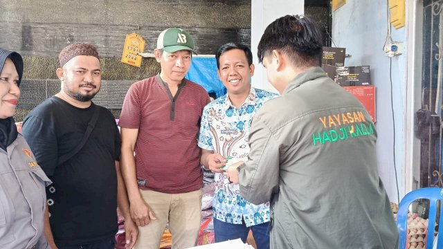 LAZ Hadji Kalla memberikan bantuan kepada sejumlah penyintas kebakaran yang di Jalan Angkasa/Jalan H. Kalla Lorong 1, Kelurahan Panaikang, Kecamatan Panakkukang, Kamis, 18 Juni 2026 kemarin. (Dok. LAZ Hadji Kalla)