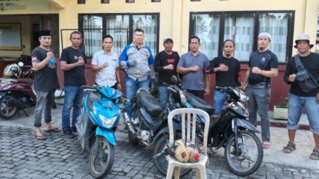 Barang bukti sepeda motor dan ayam aduan diamankan polisi di Bulukumba saat menggerebek lokasi judi sabung ayam. [IST]