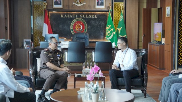 General Manager PLN UIP Sulawesi, I Gusti Made Aditya San Adinatha (kanan) saat melakukan kunjungan audiens bersama Kepala Kejati Sulsel, Sila H. Pulungan, di Kantor Kajati Sulsel, kemarin. (Dok. Humas PLN UIP Sulawesi) 