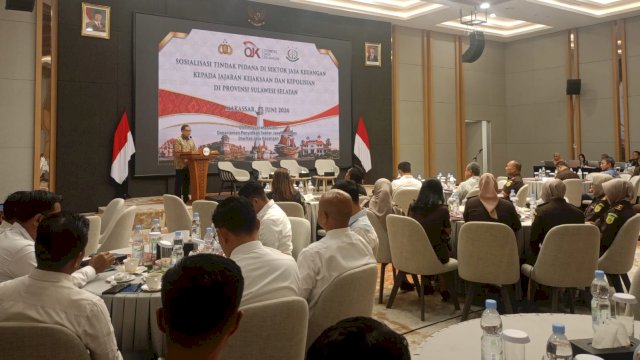Kepala OJK Sulselbar, Moch Muchlasin saat memberikan sambutan pada Sosialisasi Tindak Pidana di Sektor Jasa Keuangan Bagi APH Polda dan Kejati Sulsel, di Ballroom Kantor OJK Sulselbar, Kamis, (25/06/2026). (Dok. Chaerani/Republiknews.co.id)