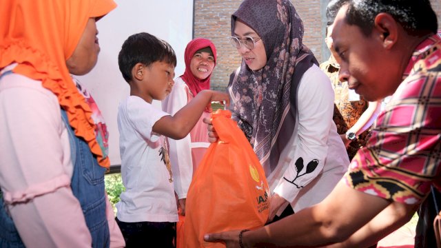 Bupati Gowa, Sitti Husniah Talenrang menghadiri Lebaran Yatim dan Penyandang Disabilitas 1448 Hijriah yang dilaksanakan oleh Kementerian Agama Kabupaten Gowa, di Desa Bontomanai, Kecamatan Bajeng Barat, Kamis, (25/06/2026). (Dok. Humas Gowa) 