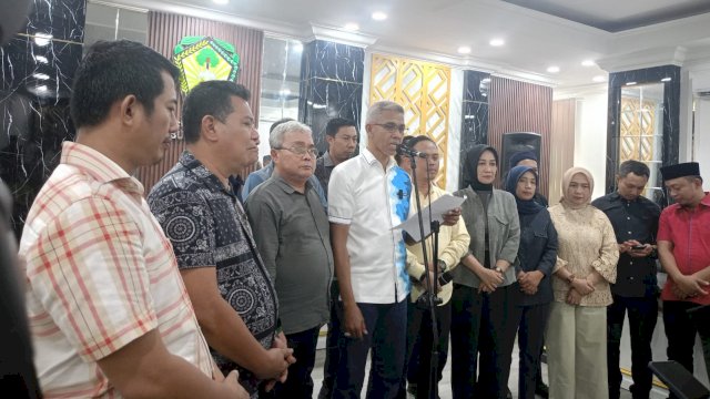 Ketua Pansus Hak Angket DPRD Kabupaten Gowa, Muh. Kasim Sila didampingi seluruh tim pansus lainnya saat memberikan keterangan, di Ruang Rapat DPRD Kabupaten Gowa, Kamis, (25/06/2026). (Dok. Istimewa) 