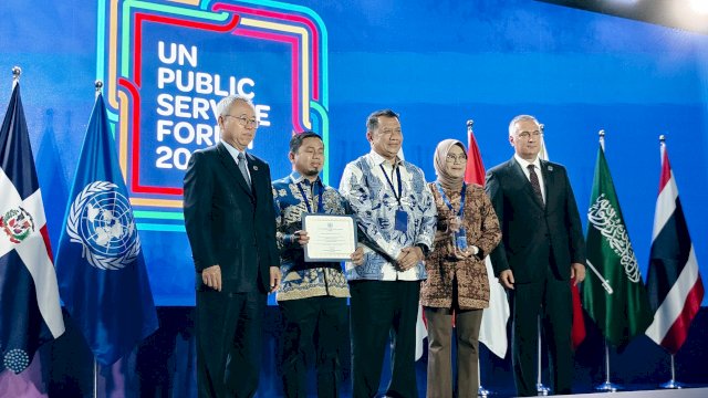 Ket: Wali Kota Parepare, Tasming Hamid, Wamen PANRB, dan Kepala Dinas PKP Kota Parepare saat menerima penghargaan dari PBB