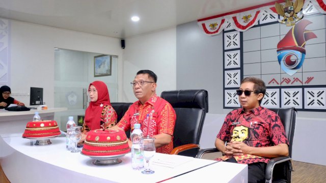 Sekretaris Daerah Kabupaten Gowa, Andy Azis dan Kepala Dinas Komunikasi Informatika Statistik dan Persandian Kabupaten Gowa, Emy Pratiwi Luthfy saat menghadiri pertemuan, di Peace Room Kantor Bupati Gowa, kemarin. (Dok. Humas Gowa) 