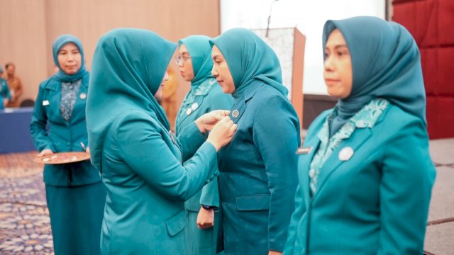 Ketua TP PKK Kabupaten Gowa, Andi Tenri Indah Darmawangsyah, saat melantik keenam Ketua TP PKK dan Ketua Tim Pembina Posyandu Kecamatan dilantik secara serentak, di Hotel Gammara Makassar, kemarin. (Dok. Humas Gowa) 