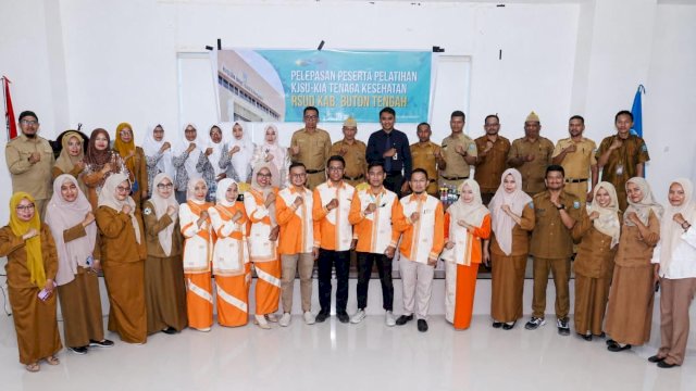 Plh Sekab Buteng, Abdullah didampingi direktur RSUD Buteng, dr Soraya saat dan 14 Nakes untuk mengikuti pelatihan.