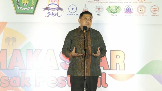Wali Kota Makassar, Munafri Arifuddin menghadiri kegiatan Sannipata Waisak dalam rangka Hari Trisuci Waisak 2570 BE/2026 di kawasan bersejarah Benteng Fort Rotterdam, Minggu (31/5/2026) malam. (Foto: Istimewa)