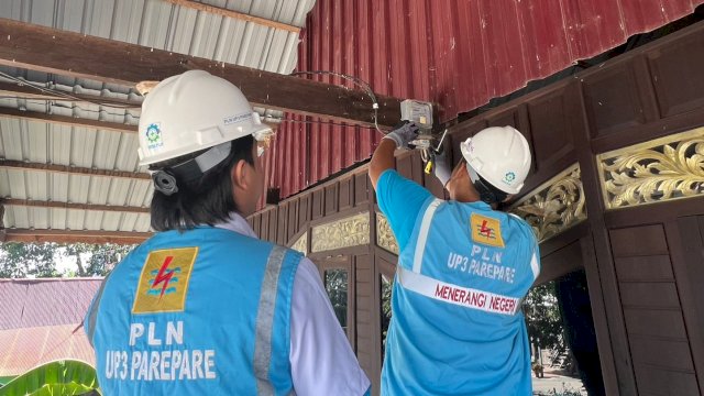 Petugas PLN tengah megecek kWh meter pelanggan di Kabupaten Sidrap, Sulawesi Selatan. (Foto: Istimewa)