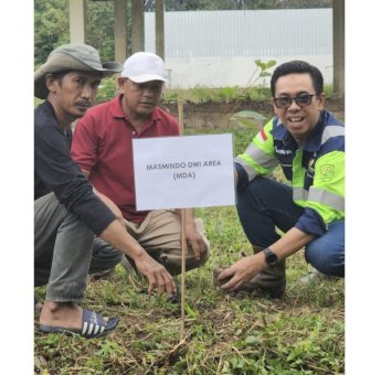 FORDES, MDA, dan Pemerintah Desa Sampeang Bersatu Hijaukan Lingkungan di Hari Lingkungan Hidup