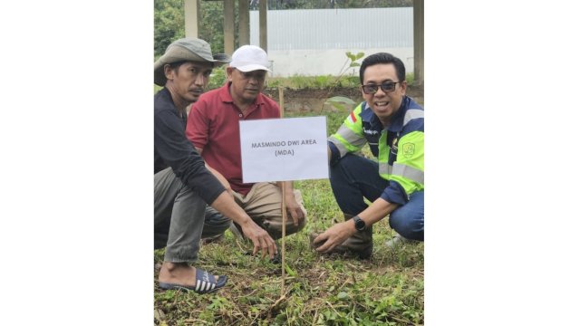 FORDES, MDA, dan Pemerintah Desa Sampeang Bersatu Hijaukan Lingkungan di Hari Lingkungan Hidup