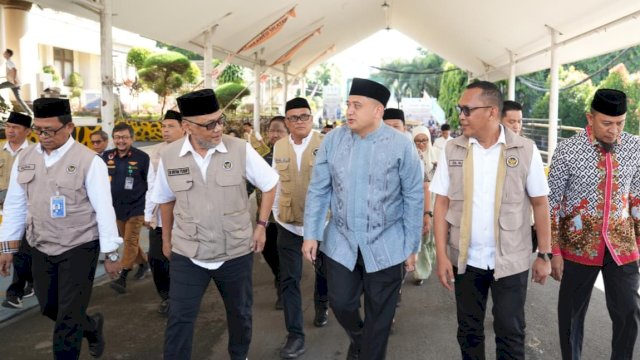 Wali Kota Makassar, Munafri Arifuddin, mendampingi Menhaj RI, Mochamad Irfan Yusuf, menyambut kepulangan Jemaah Haji Kloter 17 Tahun 1447 H/2026 M di Asrama Haji Sudiang, Minggu (14/6/2026). (Foto: Istimewa)