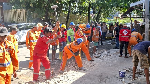 Pemkot Makassar melakukan penertiban terhadap sejumlah lapak Pedagang Kaki Lima (PKL) yang berdiri di atas fasilitas umum, termasuk lapak tenda Pallubasa Serigala di Jalan Serigala, Makassar, Jumat (12/6/2026). (Foto: Istimewa)