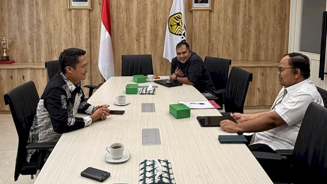 Manajemen PLN UIP Sulawesi saat melakukan pertemuan dengan DJK KESDM untuk membahas percepatan penyelesaian kompensasi RoW melalui aplikasi Trabas Gatrik, di Jakarta, belum lama ini. (Dok. Humas PLN UIP Sulawesi)
