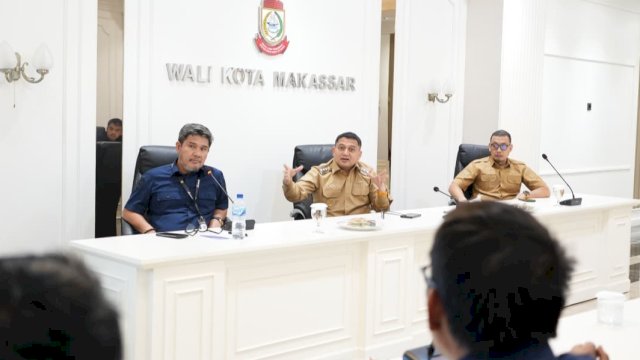 Wali Kota Makassar, Munafri Arifuddin saat memimpin rapat koordinasi bersama jajaran Direksi Perumda Parkir Makassar Raya di kantor Balai Kota Makassar, Senin (15/6/2026). (Foto: Istimewa)