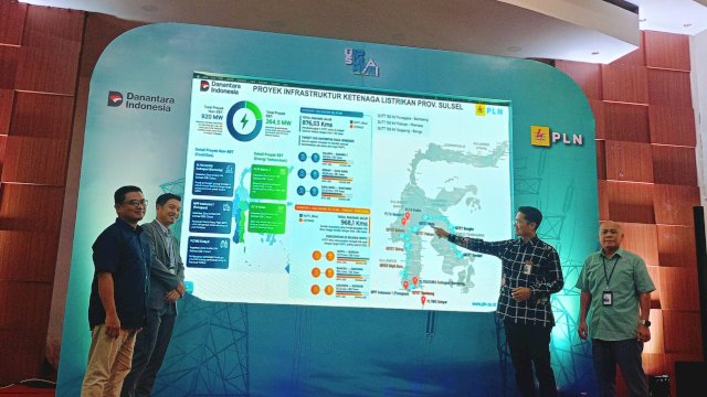 General Manager UIP Sulawesi, I Gusti Made Aditya San Adinatha (kedua kanan) didampingi Senior Manager Perizinan, Pertanahan & Komunikasi, Henry Donald Mangatas Silaen bersama Senior Manager Perencanaan, Misdjan Endang Subrata (kanan) dan Manager Operasi Konstruksi 2, Ndaru Seto Widiatmoko saat menunjukkan rencana proyek pembangunan infrastruktur ketenagalistrikan di wilayah Sulawesi, di sela-sela Media Gathering PLN UIP Sulawesi, kemarin. (Dok. Chaerani/Republiknews.co.id)