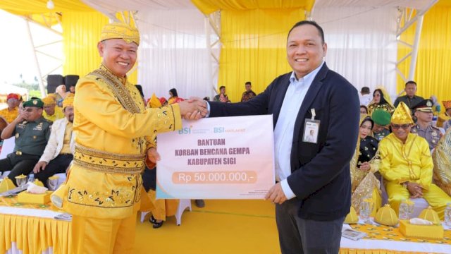 BSI menyerahkan bantuan kemanusiaan sebesar Rp50 juta untuk mendukung penanganan dan pemulihan masyarakat terdampak gempa bumi di Kabupaten Sigi. (Foto: Istimewa)