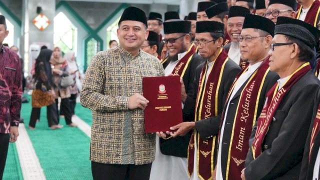 Wali Kota Makassar, Munafri Arifuddin, saat menghadiri Tabligh Akbar dan Pelantikan Imam Kelurahan se-Kota Makassar di Masjid Al Markaz Al Islami Jenderal M Jusuf, Kamis (25/6/2026). (Foto: Istimewa)