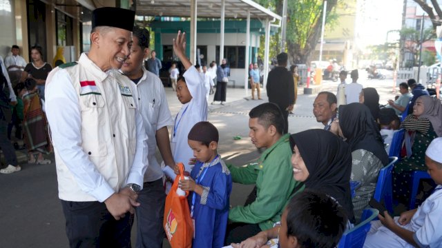 General Manager PLN UID Sulselrabar, Edyansyah, menyempatkan diri menyapa dan memberikan semangat kepada peserta khitanan massal beserta keluarga sebelum mengikuti proses khitan. (Foto: Istimewa)