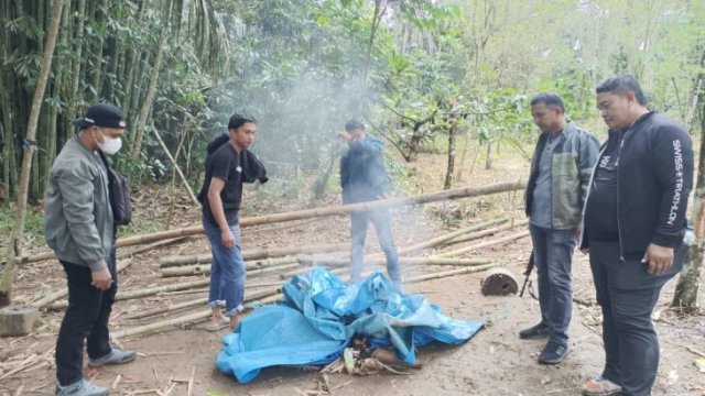 Polisi Musnahkan Atribut Arena Judi Sabung Ayam di Bulukumba. [Ist]