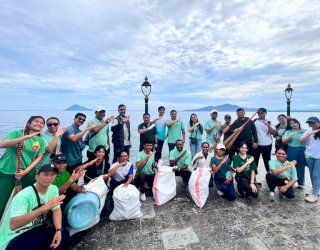 PLN UIP Sulawesi Bersih-Bersih Pantai Malalayang Manado, Kumpulkan 15 Kg Sampah Plastik
