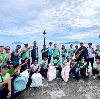 PLN UIP Sulawesi Bersih-Bersih Pantai Malalayang Manado, Kumpulkan 15 Kg Sampah Plastik