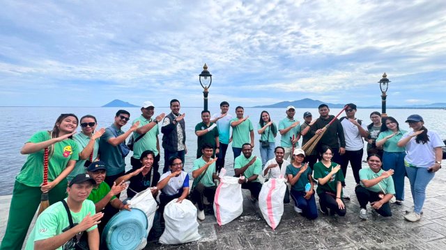 Tim PLN UPP Sulut saat berkontribusi pada aksi bersih-bersih Malalayang Beach Walk (MBW), Kota Manado, kemarin. Kegiatan ini merupakan peringatan Hari Lingkungan Hidup Sedunia Tahun 2026. (Dok. Humas PLN UIP Sulawesi)