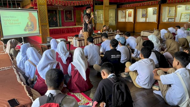 Siswa-siswi dari berbagai SMA di Kabupaten Gowa terlihat antusias mengikuti materi pada Seminar Budaya yang digelar Disparbud Gowa, di Museum Balla Lompoa, kemarin. (Dok. Istimewa) 