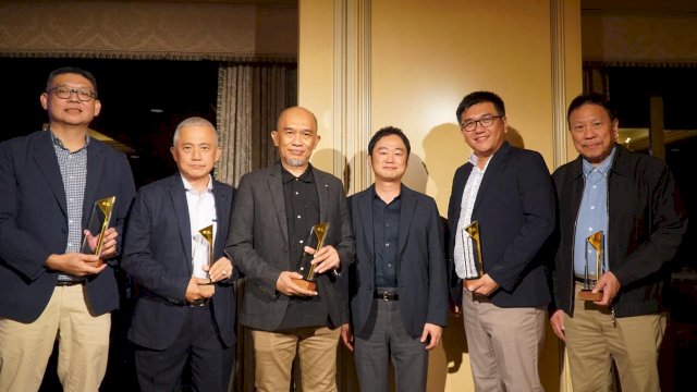 Konsisten memberikan layanan prima kepada pelanggan hingga 23 tahun, Kalla Translog menerima penghargaan Platinum Fleet Toyota di Jepang, Jumat (12/6/2026) lalu. (Dok. Kalla Group) 