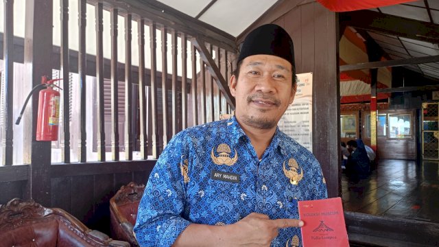 Kepala Disparbud Gowa Ary Mahdin saat menunjukkan buku saku Koleksi Museum Balla Lompoa sebagai panduan bagi wisatawan secara jelas. (Dok. Chaerani/Republiknews.co.id) 
