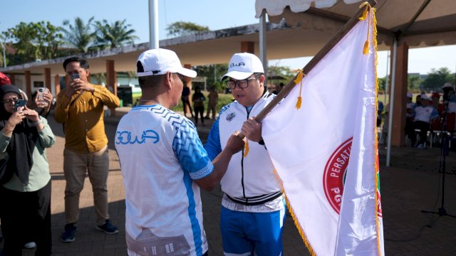 Wakil Bupati Gowa, Darmawangsyah Muin saat melepas kontingen yang akan mengikuti Porsenijar 2026 di Sidrap, di Lapangan Ruang Terbuka Hijau (RTH) Syekh Yusuf, Kabupaten Gowa, kemarin. (Dok. Humas Gowa)