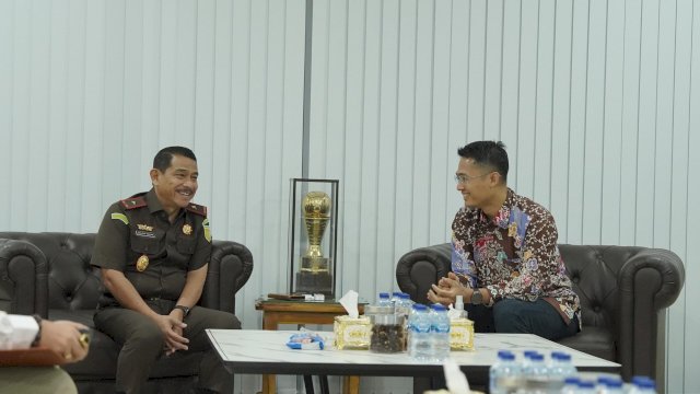 General Manager PLN UIP Sulawesi, I Gusti Made Aditya San Adinatha saat melakukan pertemuan bersama Kepala Kejaksaan Negeri Bantaeng, Hadi Sukma Siregar di Kantor Kejaksaan Negeri Bantaeng, Kamis, 18 Juni 2026 lalu. (Dok. Humas PLN UIP Sulawesi) 