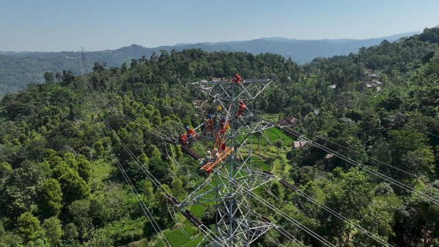 Ilustrasi Petugas PLN yang sedang melakukan pemeliharaan jaringan listrik SUTT 150 kV Pratu&ndash;Bayah, Banten guna menjaga keandalan pasokan listrik kepada masyarakat. (Dok. Humas PLN UIP Sulawesi)