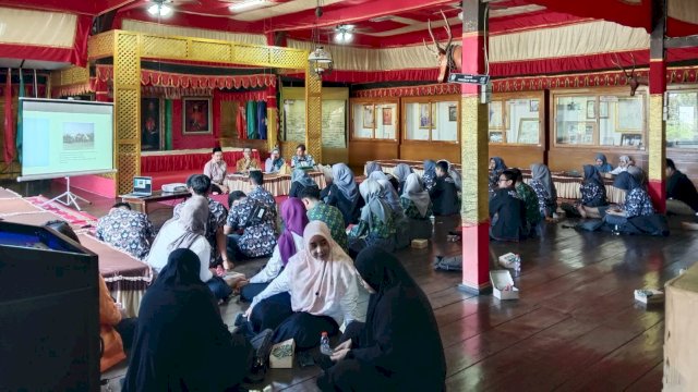 Disparbud Gowa menggelar Seminar Budaya di Museum Balla Lompoa yang diikuti siswa-siswi SMA di wilayah Kabupaten Gowa beberapa waktu lalu. (Dok. Disparbud Gowa) 