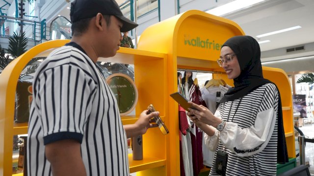 Kru Kallafriends memperlihatkan beberapa merchandise yang tersedia di booth Mal Ratu Indah (MaRI), beberapa waktu lalu. Reopening Booth Kallafriends telah digelar pada akhir Juni 2026 yang hadir di posisi lebih strategis dalam mal. (Dok. Kalla Group)