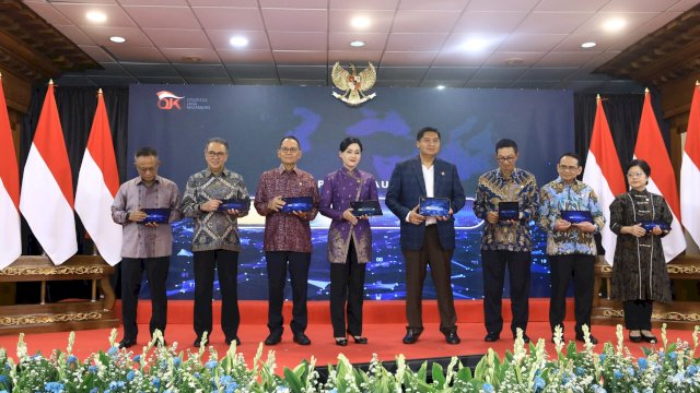 Ketua Dewan Komisioner OJK, Friderica Widyasari Dewi didampingi pejabat OJK dan Menteri Perumahan dan Kawasan Permukiman RI, Maruarar Sirait, dalam peluncuran Optimalisasi SLIK dalam mendukung Program Pembiayaan UMKM dan 3 Juta Rumah, di Jakarta, kemarin. (Dok. Otoritas Jasa Keuangan) 