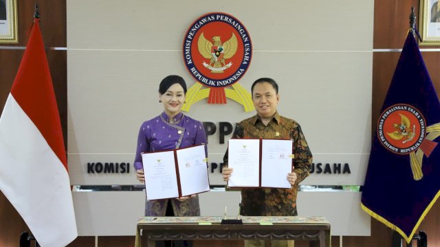 Ketua Dewan Komisioner OJK Friderica Widyasari Dewi dan Ketua KPPU M. Fanshurullah Asa usai menandatangani nota kesepahaman di Kantor KPPU, di Jakarta, kemarin. (Dok. Otoritas Jasa Keuangan) 