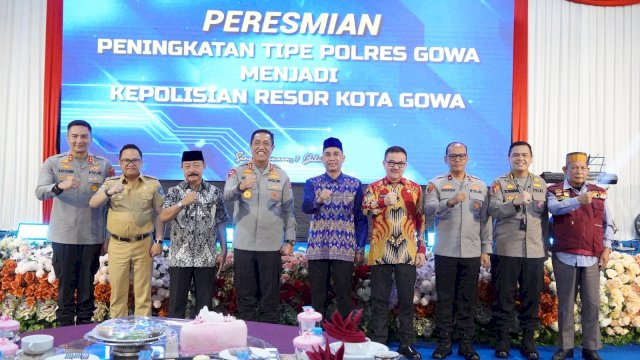 Wakil Bupati Gowa, Darmawangsyah Muin (kedua kiri) saat menghadiri Pengukuhan Polresta Gowa, di Aula Rewako Wicaksana Laghawa, Kantor Polresta Gowa, Selasa, (07/07/2026). (Dok. Humas Gowa) 