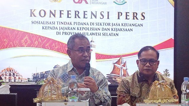 Kepala Departemen Penyidikan Sektor Jasa Keuangan OJK, Feriansyah bersama Kepala OJK Sulselbar, Moch Muchlasin dalam pertemuan di Kantor OJK Sulselbar, kemarin. (Dok. Chaerani/Republiknews.co.id) 