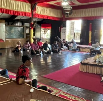 Pelaku Seni Belajar Sejarah Karaeng Pattingalloang di Museum Balla Lompoa