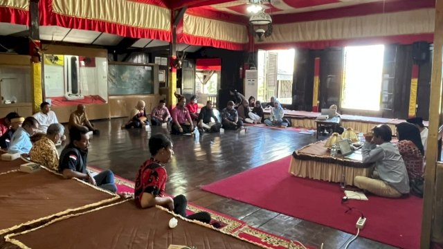 Disparbud Gowa melalui Bidang Kebudayaan menggelar Penulisan Sejarah Kerajaan Gowa bertajuk "Karaeng Pattingalloang", di Museum Balla Lompoa. Kegiatan ini dihadiri 40 peserta dari komunitas dan Sanggar Seni Gowa. (Dok. Disparbud Gowa) 