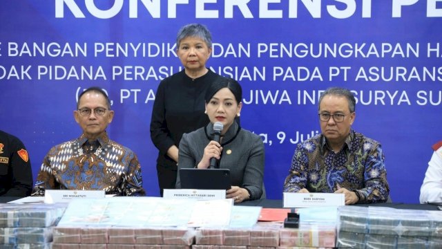 Ketua Dewan Komisioner Otoritas Jasa Keuangan, Friderica Widyasari Dewi (tengah) dalam Prescon Dugaan Tindak Pidana PT Asuransi Jiwa Prolife Indonesia, di Jakarta. (Dok. Otoritas Jasa Keuangan) 