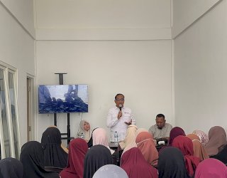 OJK Sulselbar Ajak Ibu-ibu di Desa Tongke-Tongke Sinjai Kelola Keuangan Secara Sehat