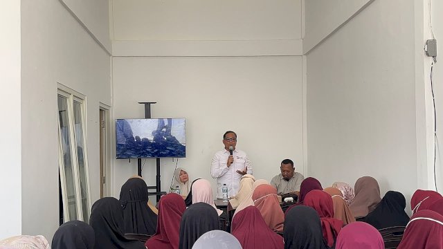 Kepala OJK Sulselbar, Moch. Muchlasin saat memberikan sambutan dalam Edukasi Keuangan yang diikuti ibu-ibu rumah tangga dari keluarga nelayan di Desa Tongke-Tongke, Kabupaten Sinjai, kemarin. (Dok. OJK Sulselbar) 