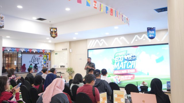 Marketing General Manager Kalla Toyota, Suliadin saat memberikan pemaparan dalam Prescon Hybrid Eco Match Goals Kalla Toyota, di Kalla Toyota Cabang MaRI Makassar, kemarin. (Dok. Istimewa) 