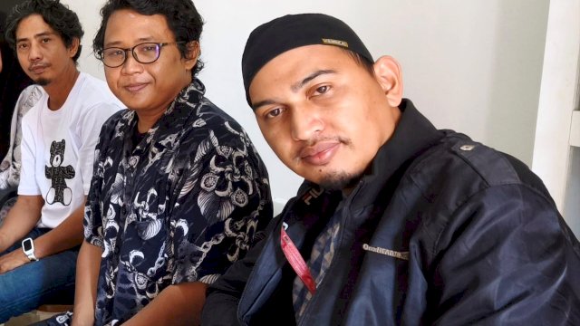 Kiri ke Kanan: Muh Darwin Fatir, korban kekerasan jurnalis di Makassar didampingi Koordinator Advokasi LBH Pers Makassar, Sukrianto saat menerima Tim LPSK, di kediaman korban, Kamis, (09/07/2026). (Dok. Istimewa) 
