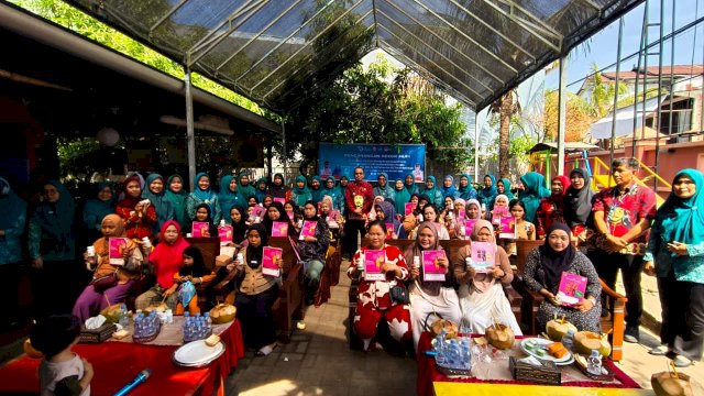 TP PKK Kabupaten Gowa saat membagikan suplemen MMS secara simbolik kepada sejumlah ibu hamil, di Posyandu Bintang, Kelurahan Katangka, kemarin. (Dok. Humas Gowa) 