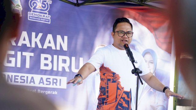 Wabup Gowa, Darmawangsyah Muin saat memberikan sambutan pada pelaksanaan Gerakan Langit Biru yang digelar DPC Partai Demokrat Gowa, di Taman PKK Kabupaten Gowa, Sungguminasa, kemarin. (Dok. Humas Gowa)