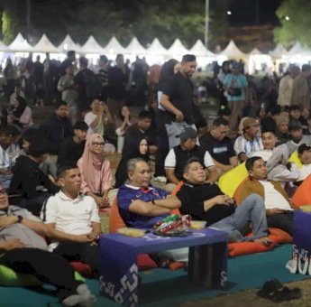 Tasming Hamid Nobar Piala Dunia 2026 Bersama Warga di Lapangan Andi Makkasau